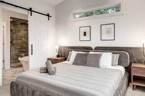 4 bedrooms, desk, iron/ironing board, WiFi