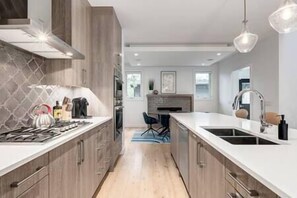 Refrigerador, microondas, horno, placa de cocina