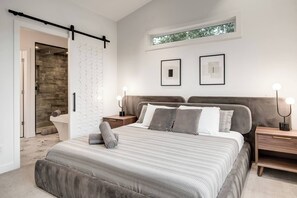 4 bedrooms, desk, iron/ironing board, travel cot - *NO FEES* Upscale 4 Bed in Marda Loop “The Anna` (Calgary)