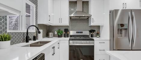 Refrigerador, microondas, horno y parrilla de estufa