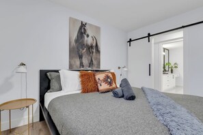 2 عدّة غرف نوم ومكواة/لوح كي وواي فاي وملاءات أسرّة