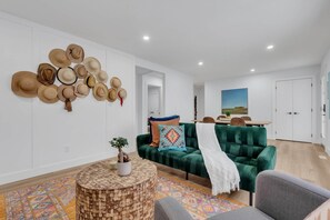 TV, fireplace, stereo - "Rodeo" Upper Suite in trendy Killarney - Huge backyard (Calgary)