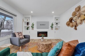 تلفزيون، مدفأة، ستيريو