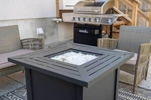 Property grounds - "Rodeo" Upper Suite in trendy Killarney - Huge backyard (Calgary)