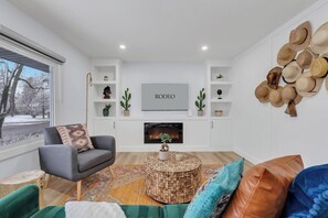 TV, fireplace, stereo - ` Rodeo`  Upper Suite in Trendy Killarney (Calgary)