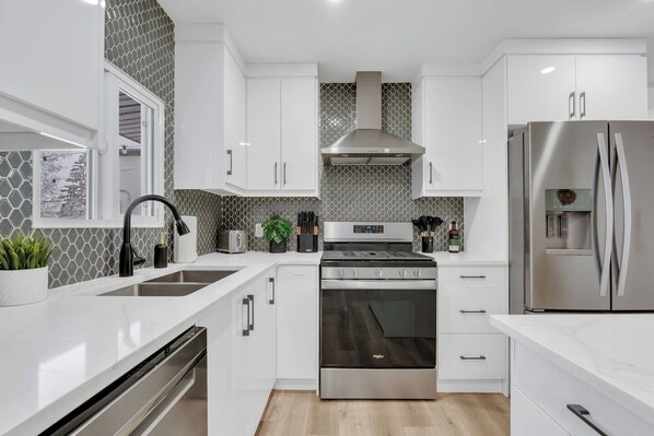 冰箱、微波炉、烤箱、炉灶