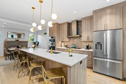 Empire: Upscale 4 Bedroom in Trendy Marda Loop - Garage, A/C