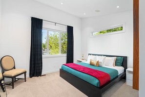 4 slaapkamers, een bureau, een strijkplank/strijkijzer, reisbedje