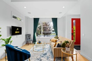 TV, fireplace - Empire: Upscale 4 Bedroom in Trendy Marda Loop - Garage, A/C (Calgary)