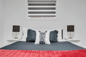 Desk, iron/ironing board, travel cot, WiFi - `Safari` Renovated & Upgraded 2 Bed Lower Suite (Calgary)