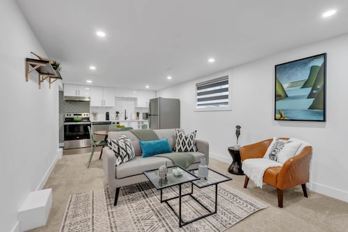 Safari: Renovated & Upgraded 2 Bed Lower Suite - City Centre