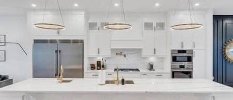 Refrigerador, microondas, horno, placa de cocina