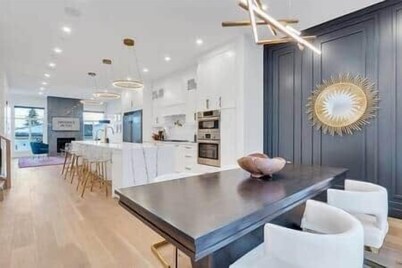 Opulence - Luxury | King Beds, A/C + Parking + EV Charger