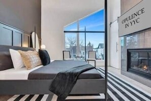 3 bedrooms, desk, iron/ironing board, free WiFi - Opulence - Luxury | King Beds, A/C + Parking + EV Charger (Calgary)