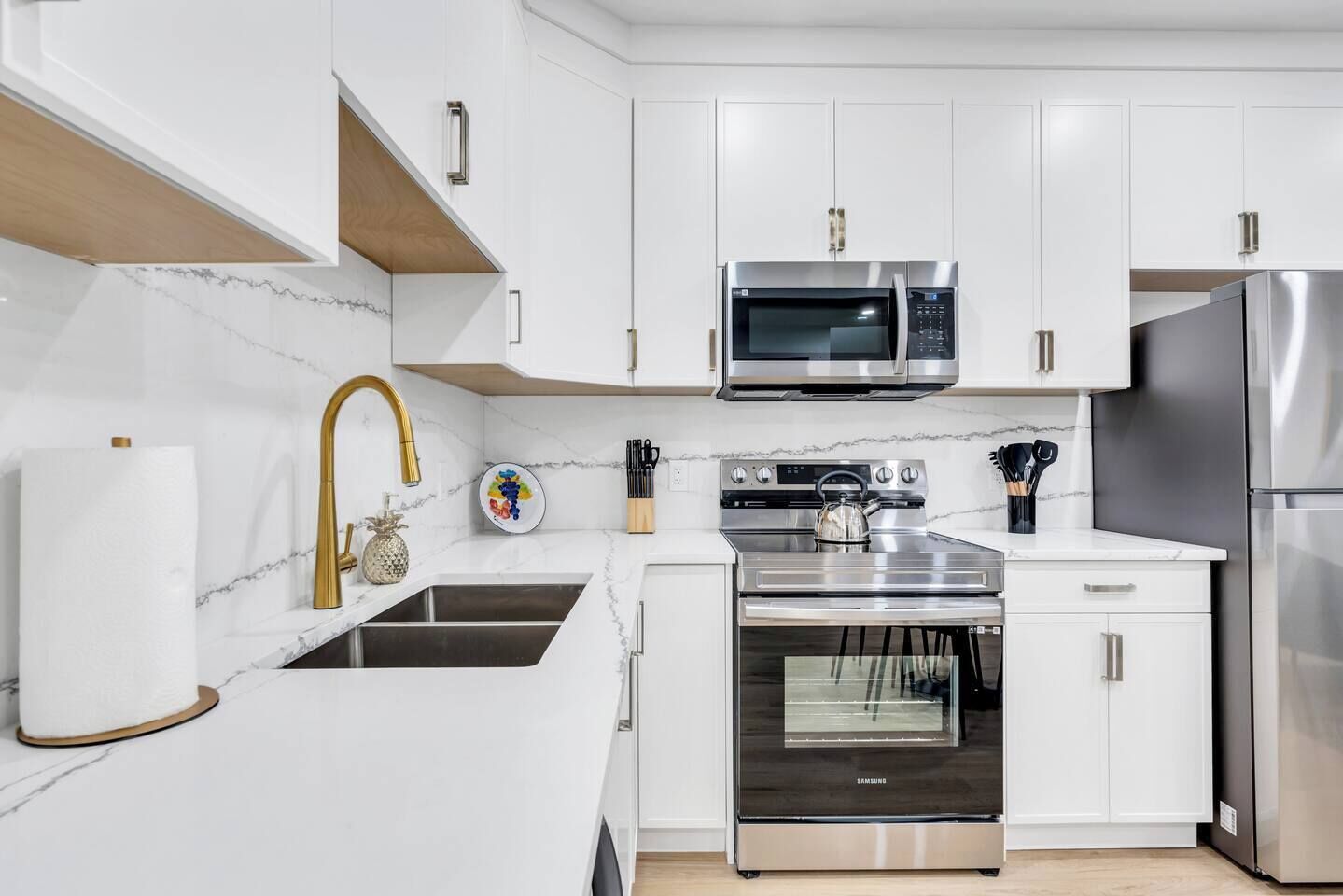 Køleskab, mikrobølgeovn, ovn, kogeplade