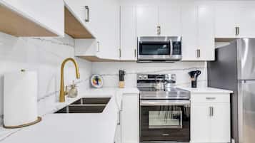 Køleskab, mikrobølgeovn, ovn, kogeplade