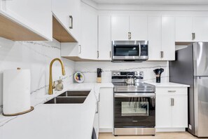 Kühlschrank, Mikrowelle, Ofen, Herdplatte