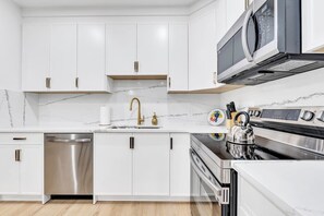 Refrigerador, microondas, horno y parrilla de estufa 