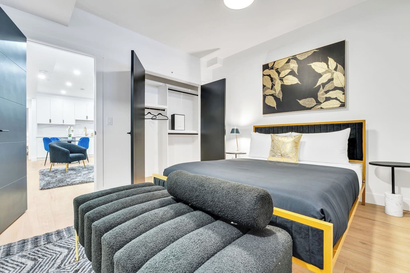 2 habitaciones, escritorio y tabla de planchar con plancha 