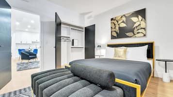 2 habitaciones, escritorio y tabla de planchar con plancha