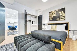 2 habitaciones, escritorio y tabla de planchar con plancha 