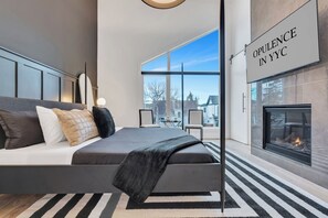 Escritorio, tabla de planchar con plancha, wifi y ropa de cama