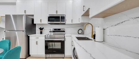 Kühlschrank, Mikrowelle, Ofen, Herdplatte