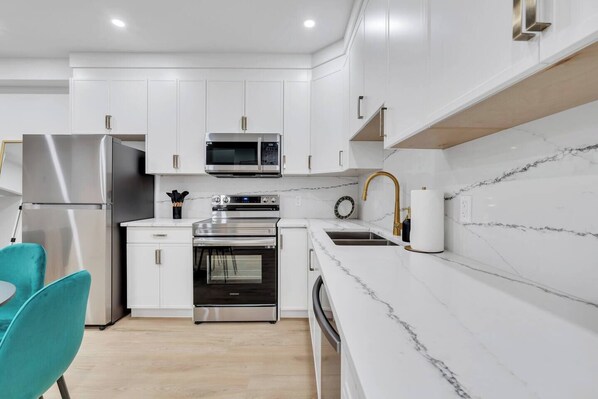 Réfrigérateur, four à micro-ondes, un four, surface de cuisson