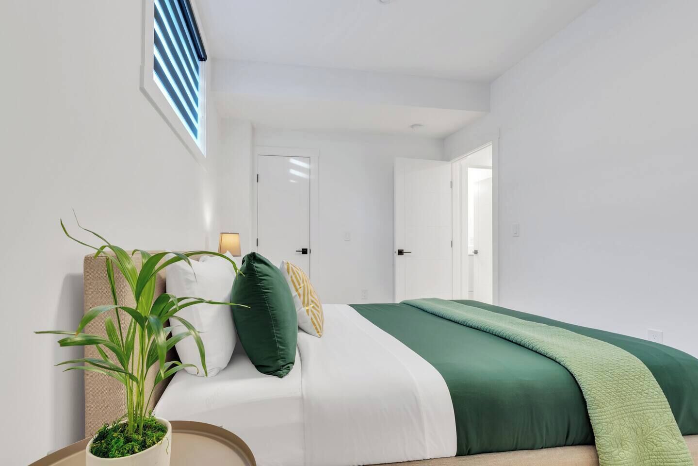 Työpöytä, silitysrauta/-lauta, Wi-Fi, vuodevaatteet