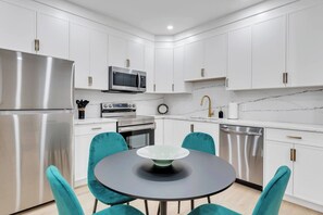 Réfrigérateur, four à micro-ondes, un four, surface de cuisson