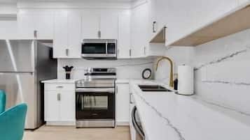 Geladeira, micro-ondas, fogão, cooktop