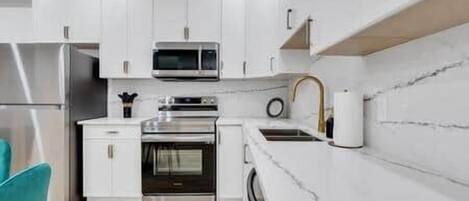 Kylskåp, mikrovågsugn, ugn och spishäll