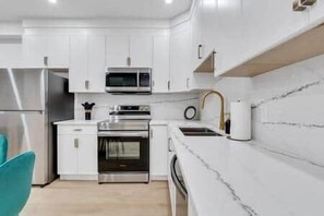 Réfrigérateur, micro-ondes, four, plaque de cuisson