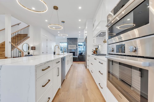 PRESTIGE: Luxe 5BR | King Beds, AC, EV Charger, Dual Living + Free Parking