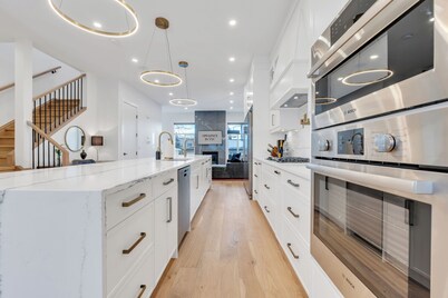 PRESTIGE: Luxe 5BR, King Beds, A/C, Free Parking + EV Charger