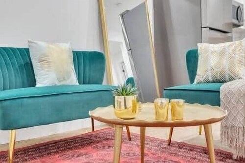 Emerald: Stylish Lower-Suite in Trendy Killarney