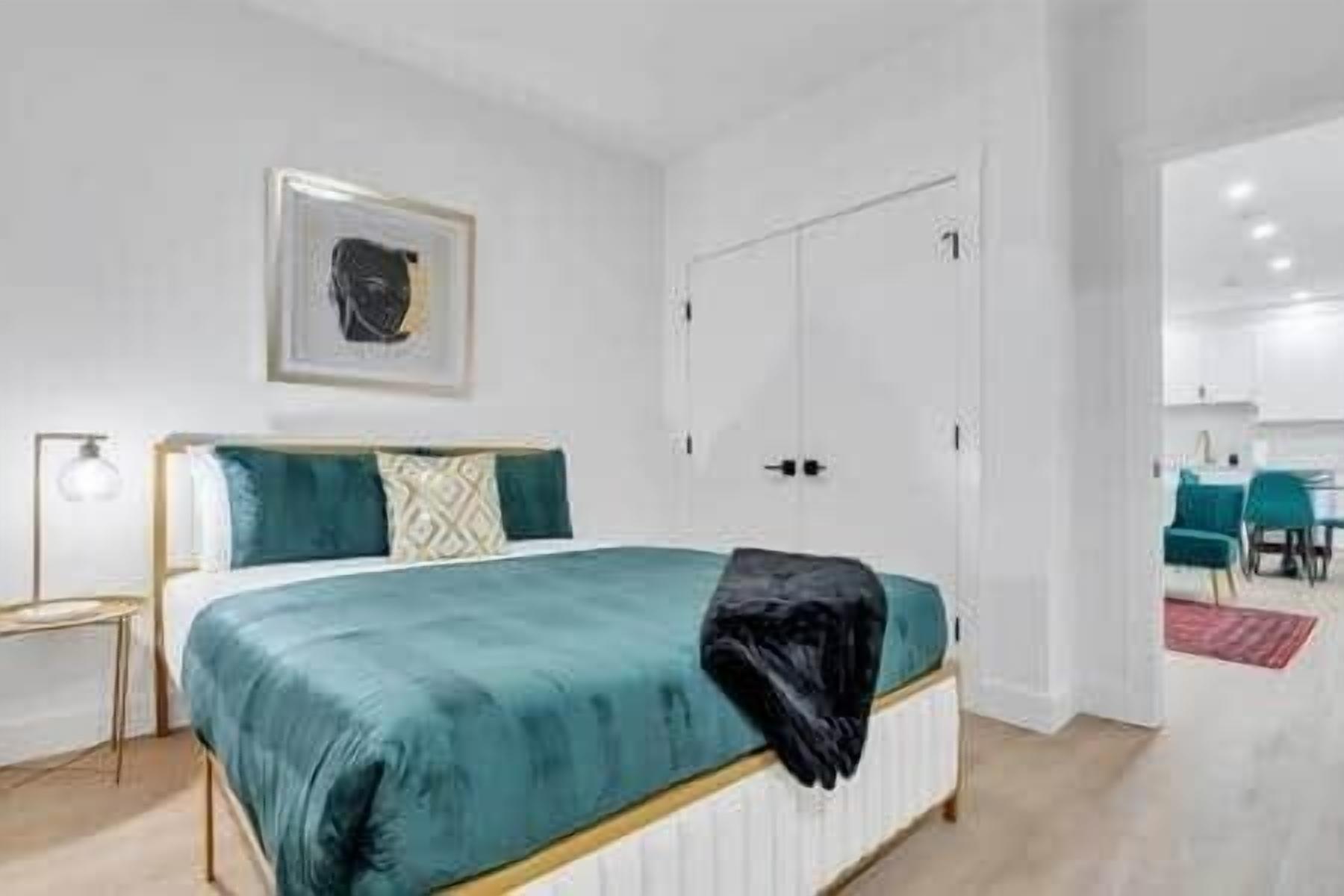 Desk, iron/ironing board, WiFi, bed sheets