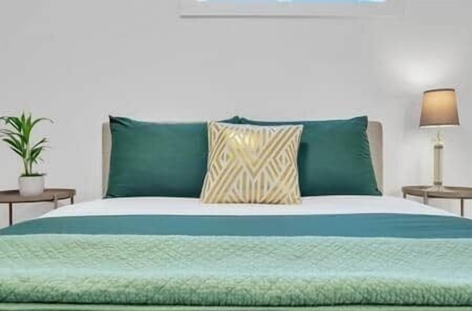 Desk, iron/ironing board, WiFi, bed sheets