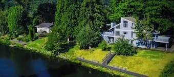River Inn Cabin Theme Flat w/ Dock