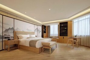 Une chambre d’hôtel moderne avec un grand lit, des tables de chevet, un bureau et une chaise. On y trouve également une bibliothèque et une fenêtre avec des rideaux.