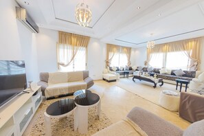 Living area - Elegant Apartment in the Heart of Casablanca (Casablanca)