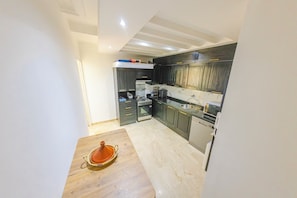 Appartamento | Cucina privata | Frigorifero, microonde, forno, piano cottura