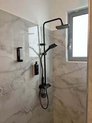 Vòi sen phun mưa, đồ dùng nhà tắm miễn phí, máy sấy tóc 