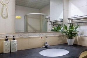 Bathroom - Yageba Hotel (Lijiang)