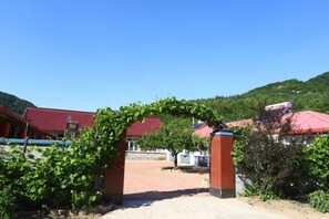 Unclassified image, 3 of 23, button - Yunpangu Shanshui Lvyuan Farm Stay (Zhuanghe)