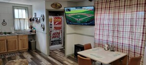 Premier Cabin, Non Smoking | In-room dining - Carls Cabins (Hettinger)