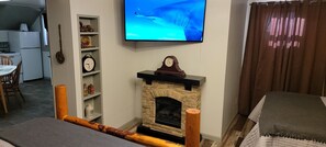 1 bedroom, premium bedding, pillow-top beds, individually decorated - Carls Cabins (Hettinger)