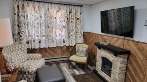 Hytte – premium, ikke-røyk, byutsikt | Oppholdsområde | En 55-tommers smart-TV med digitale kanaler samt strømmetjenester