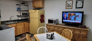 1 bedroom, premium bedding, pillowtop beds, individually decorated - Carls Cabins (Hettinger)