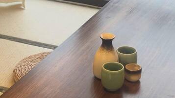 Una mesa de madera con un florero y dos tazas.